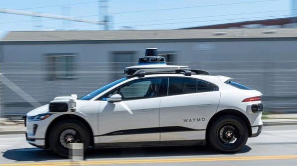 Xe tự lái Waymo "cháy" ở LA, London hé lộ dự án tương tự.
